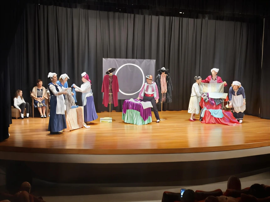 Θεατρική παράσταση για παιδιά από τον Σύλλογο Απανταχού Τριγλιανών στη Βόρεια Ήπειρο