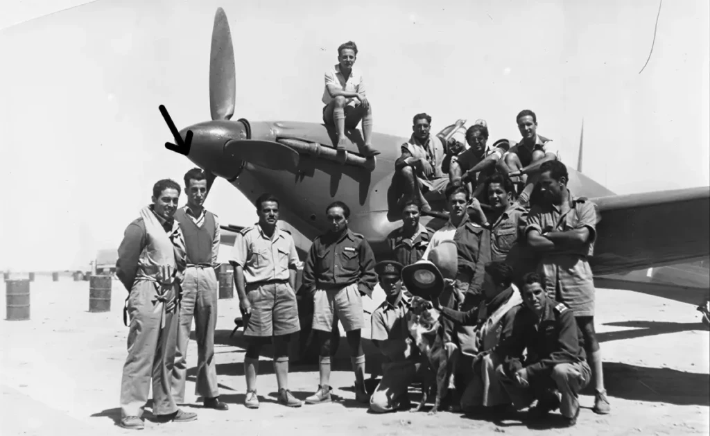 Σαν σήμερα το 1943 η τελευταία πτήση του αεροπόρου Κλέαρχου Σπυρομήλιου 3 Χειριστές της 336 Μοίρας Διώξεως, στο Σίντι Μπαράνι της Β. Αφρικής το 1943. Διακρίνονται από αριστερά, άνω σειρά: Ξανθάκος, Σταυρόπουλος, Σαρσώνης και Τριπόδης. Όρθιοι από αριστερά: Σωτήριος Σκάντζικας, Κλέαρχος Σπυρομήλιος, Σπύρος Διαμαντόπουλος (μοίραρχος), Παναγόπουλος, Νικολόπουλος, Σπυρίδωνος, Σκλήρης και Καρταλαμάκης. Γονατιστοί από αριστερά: Παπαϊωάννου, Σουφρίλας και Χατζηλάκος.