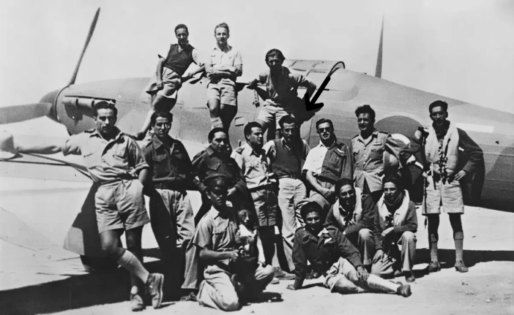 Σαν σήμερα το 1943 η τελευταία πτήση του αεροπόρου Κλέαρχου Σπυρομήλιου 2 Χειριστές της 336 Μοίρας Διώξεως, στο Σίντι Μπαράνι της Β. Αφρικής το 1943. Από αριστερά διακρίνονται οι Η. Καρταλαμάκης, Κ. Χατζηλάκος, Κ. Παναγιωτόπουλος, Σπ. Διαμαντόπουλος (Διοικητής Μοίρας), Κλέαρχος Σπυρομήλιος, Δ. Σπυρίδωνος, Μ. Σκλήρης, Χαρ. Στασιμόπουλος, Γ. Νικολόπουλος, Ηλ. Παπαγεωργίου, Δ. Σουφρίλας και Γ. Ξανθάκος.